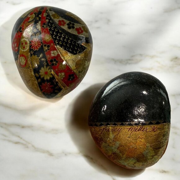 VTG Hand Painted Rock Nancy Miller 1996 Artist Signed Boho Floral Gold Black Red - Picture 1 of 12